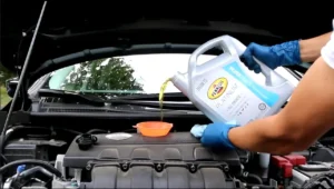 Image de l'article : 🛢️ L’Importance de l’Huile Moteur : Astuces pour Prolonger la Vie de Votre Voiture