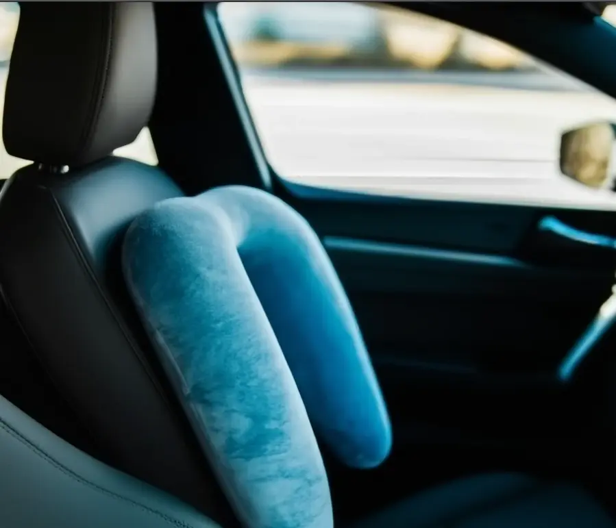 Coussin de voyage sur le siège d'une voiture, confortable et ergonomique pour longs trajets
