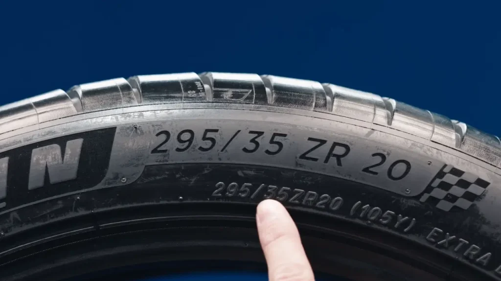Indications des dimensions d'un pneu sur le flanc d'en pneu été