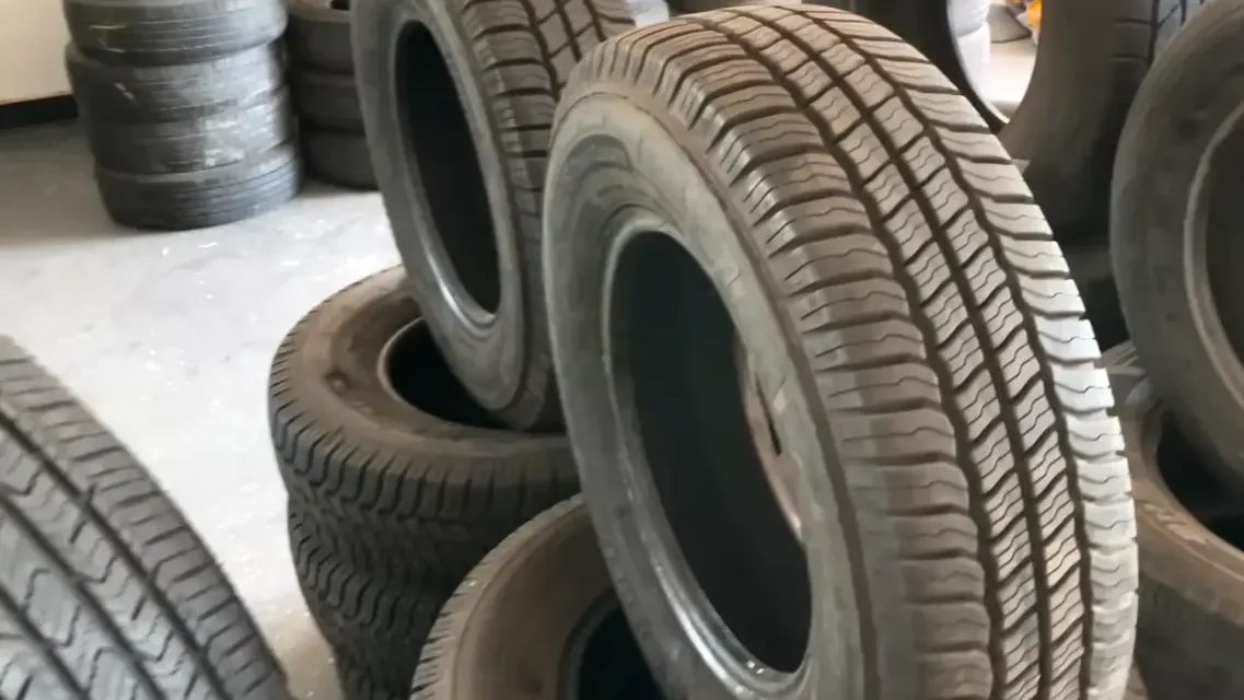 Pneus hiver et pneus été dans un local