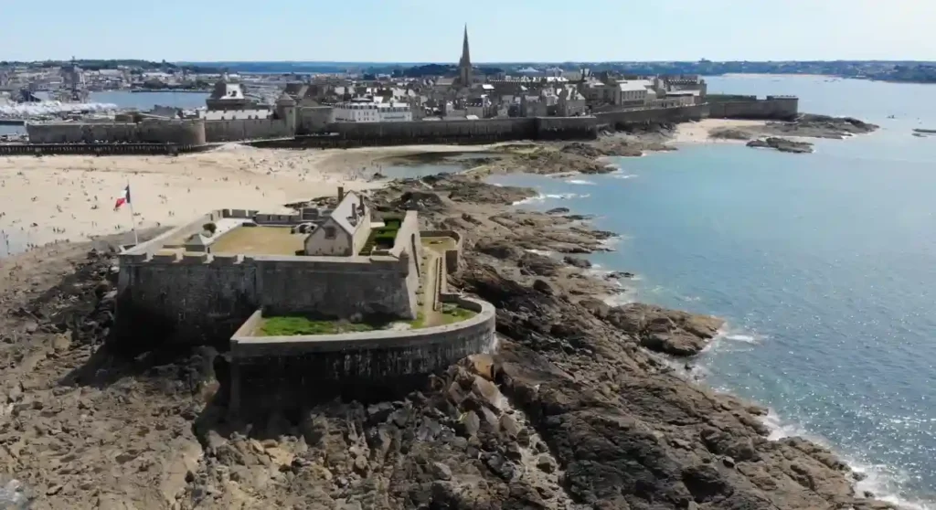Plage de l'éventail à Saint-Malo, visite incontournable sur la Route de la Côte d’Émeraude.