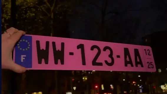 Plaque d'immatriculation rose.