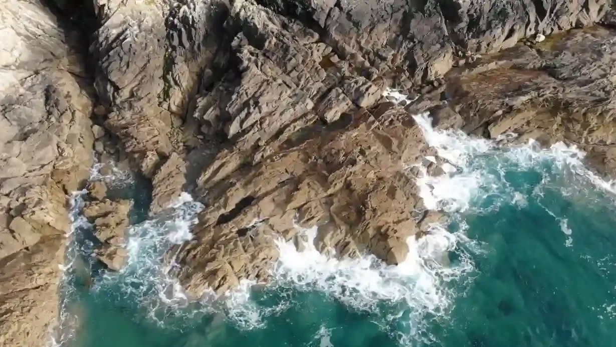 Mer omniprésente le long de la Route de la Côte d’Émeraude.