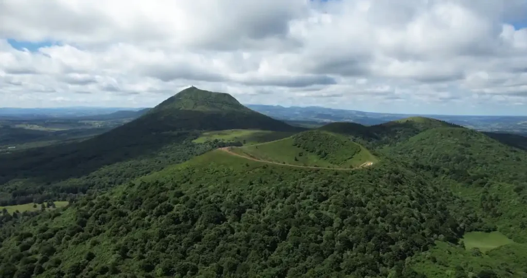 Vue du Puy de Dôme depuis le Puy Pariou. Paysage typique de l'Auvergne