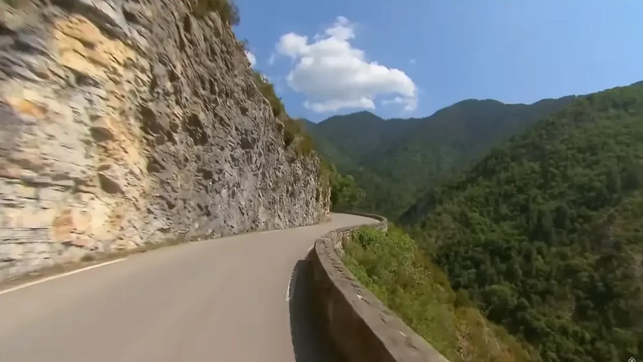 Route de montagne serpentant à travers les somptueux paysages de la  Route des grandes Alpes