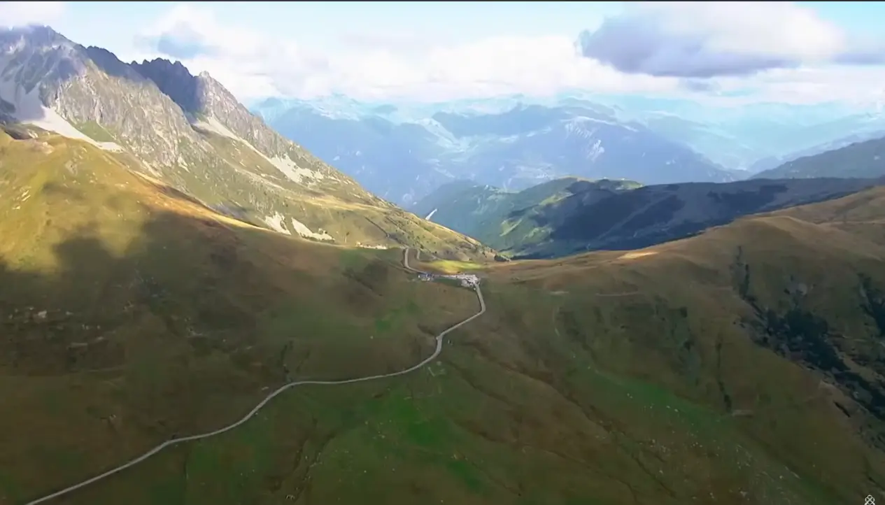 Vue aérienne d'une vallée alpine