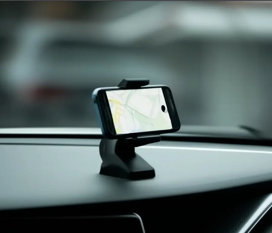 Support téléphone voiture fixé au tableau de bord, smartphone avec GPS affiché, intérieur de voiture propre