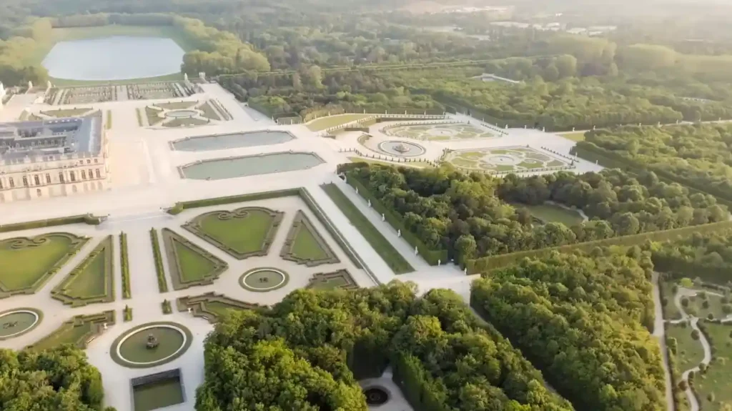 Vue aérienne des jardins du château de Versailles, étape incontournable lors d'un itinéraire autour de Paris.