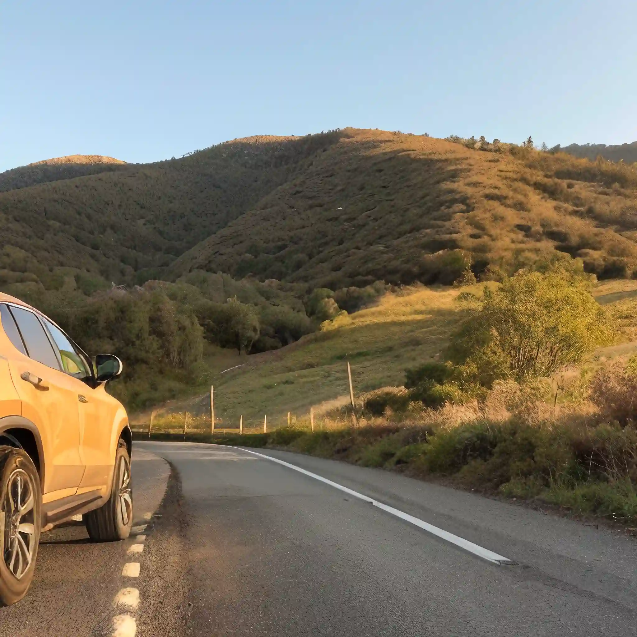 Voiture de location sur une route côtière